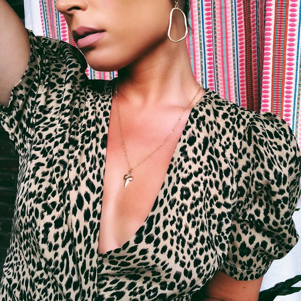 Last 1✨🆕Aretha Gold Shark Tooth Pendant Necklace - Picture 2 of 8